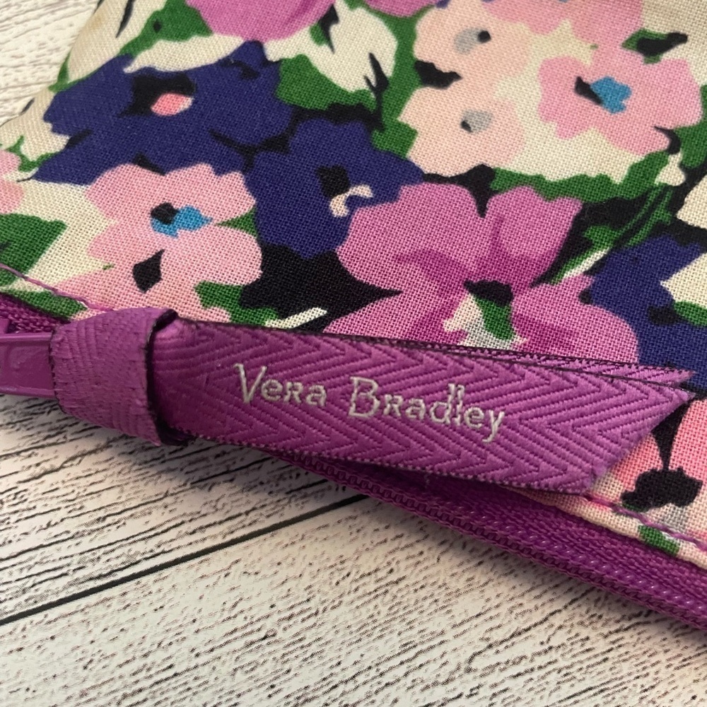 NWOT Vera Bradley Zip ID & Lanyard
in Cotton In Flower Garden Purple - Picture 3 of 7